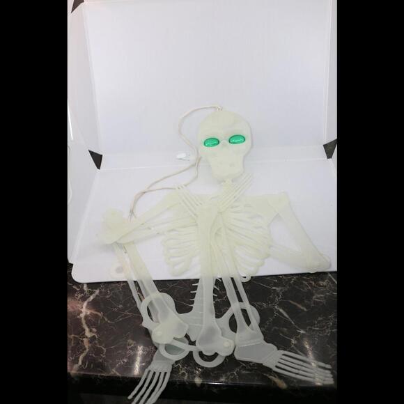 Vintage Glow In The Dark 43" Flat Plastic Skeleton Spooky Halloween Decoration - Picture 3 of 9